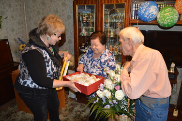 Депутат Александра Сызранцева поздравила семью с 50-летним юбилеем супружеской жизни
